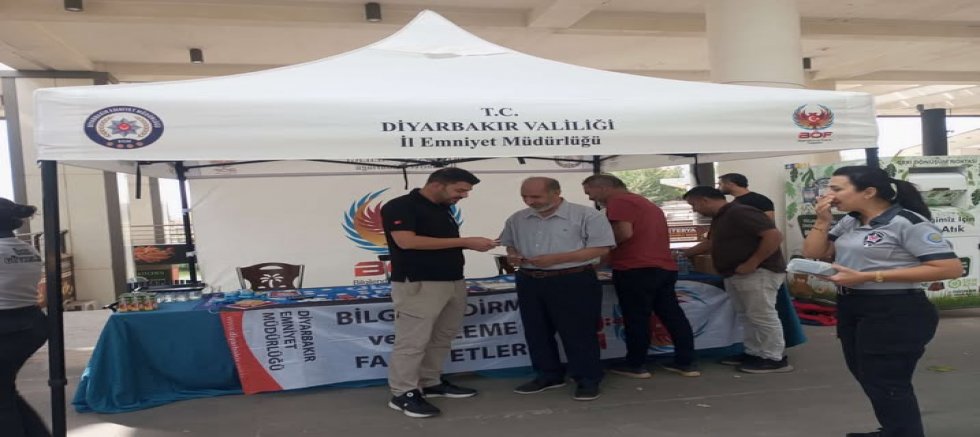 Emniyet Müdürlüğü “Şehrimize hoş geldiniz” standı kurdu.