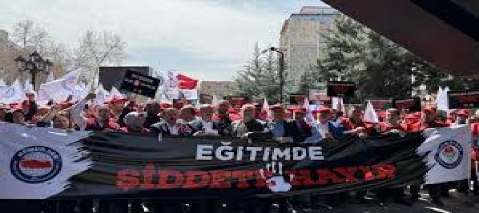 OKULLARDA BAŞARILI ROBOTLAR MI, AHLAKLI İNSANLAR MI YETİŞTİRİYORUZ?