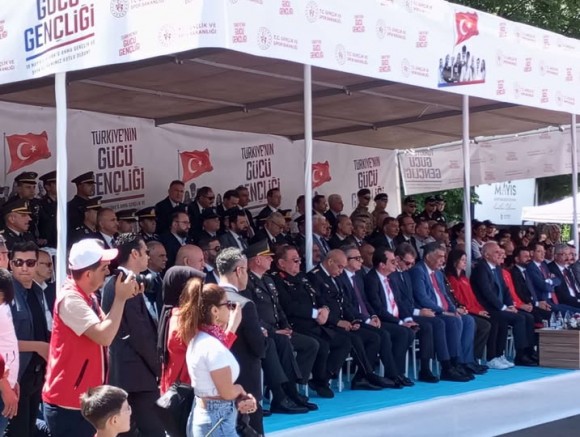 Milli Bayramlarda Millet yok, Arkadaş!