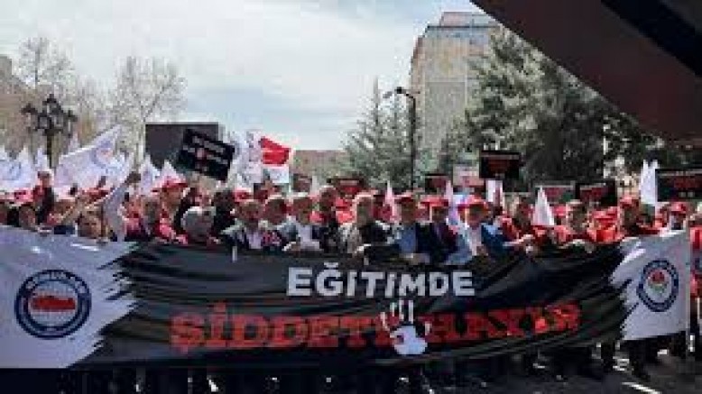 OKULLARDA BAŞARILI ROBOTLAR MI, AHLAKLI İNSANLAR MI YETİŞTİRİYORUZ?