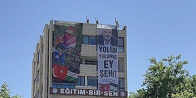 Kayseri'de Şehit İsmail Heniyye ve Ebu Ubeyde'nin dev resimleri asıldı