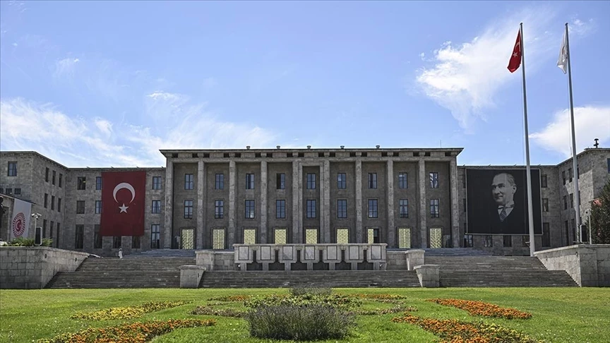Şu Meclisin kapısına kilit vurmak lazım!